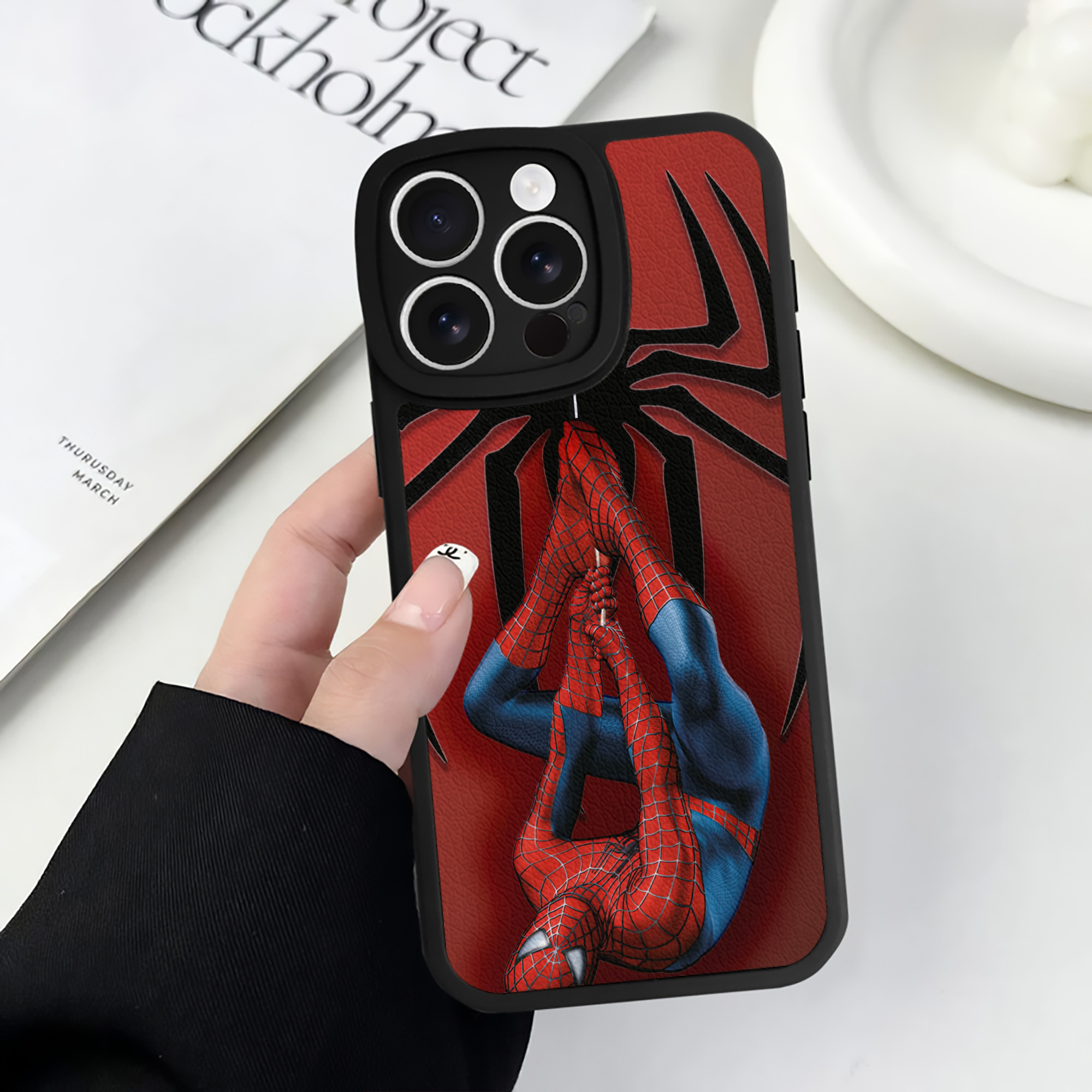 （画像用） Spider Man スパイダーマン 【iPhone 16シリーズ対応】シリコンスマホケース（レザー調） 材質：シリコン